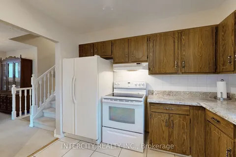 26 Donnalyn Dr, Toronto, ON M2R 2R8