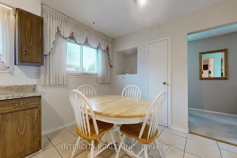 26 Donnalyn Dr, Toronto, ON M2R 2R8