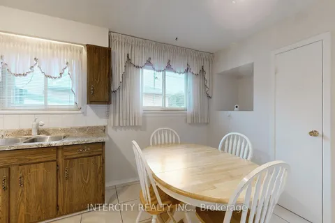 26 Donnalyn Dr, Toronto, ON M2R 2R8