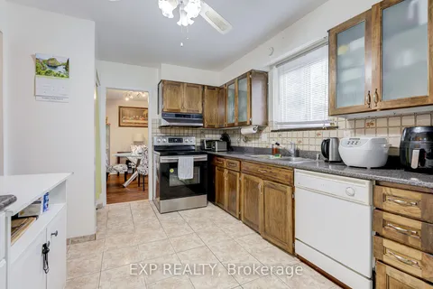 40 Crispin Cres, Toronto, ON M2R 2V7
