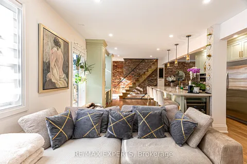 16-18 Page St, Toronto, ON M6G 1J2