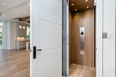 3 Masters Rd, Toronto, ON M2P 1Z5