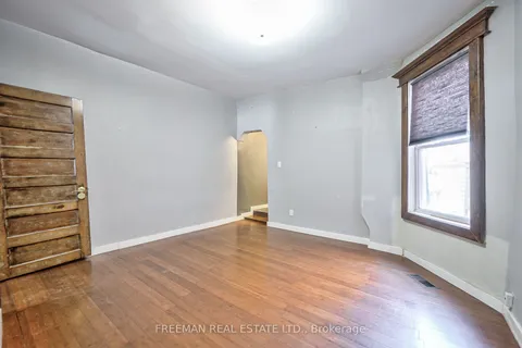 472 Crawford St, Toronto, ON M6G 3J8