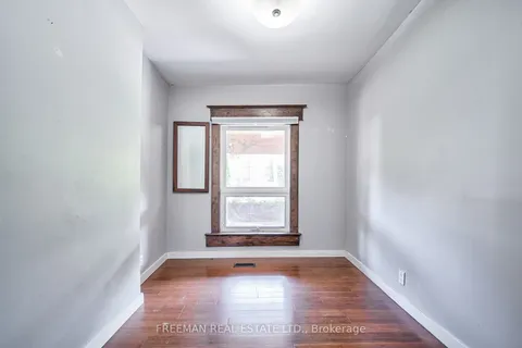 472 Crawford St, Toronto, ON M6G 3J8