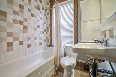 472 Crawford St, Toronto, ON M6G 3J8