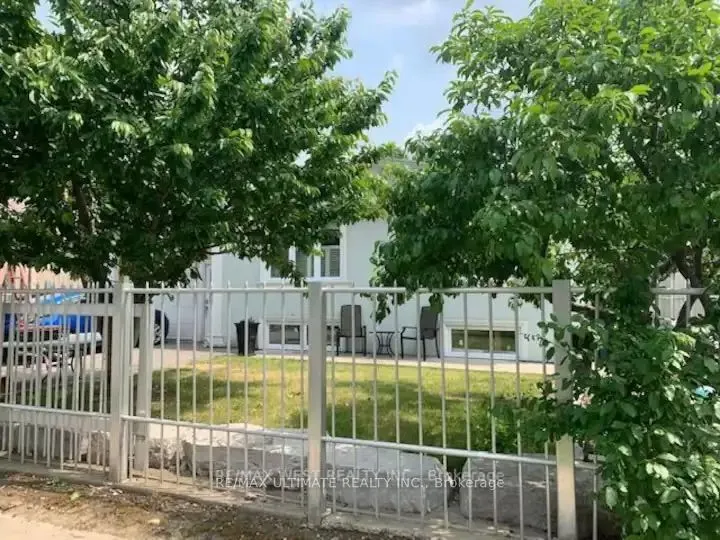 257 PATRICIA Avenue, ON M2M 1J7