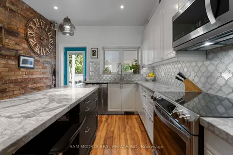 951 Dundas St, Toronto, ON M6J 1W4