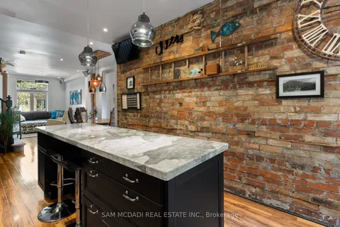 951 Dundas St, Toronto, ON M6J 1W4