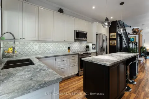 951 Dundas St, Toronto, ON M6J 1W4