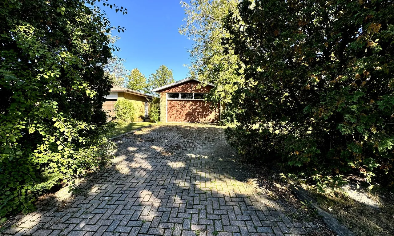 11 Michigan Dr, Toronto, ON M2M 3H9