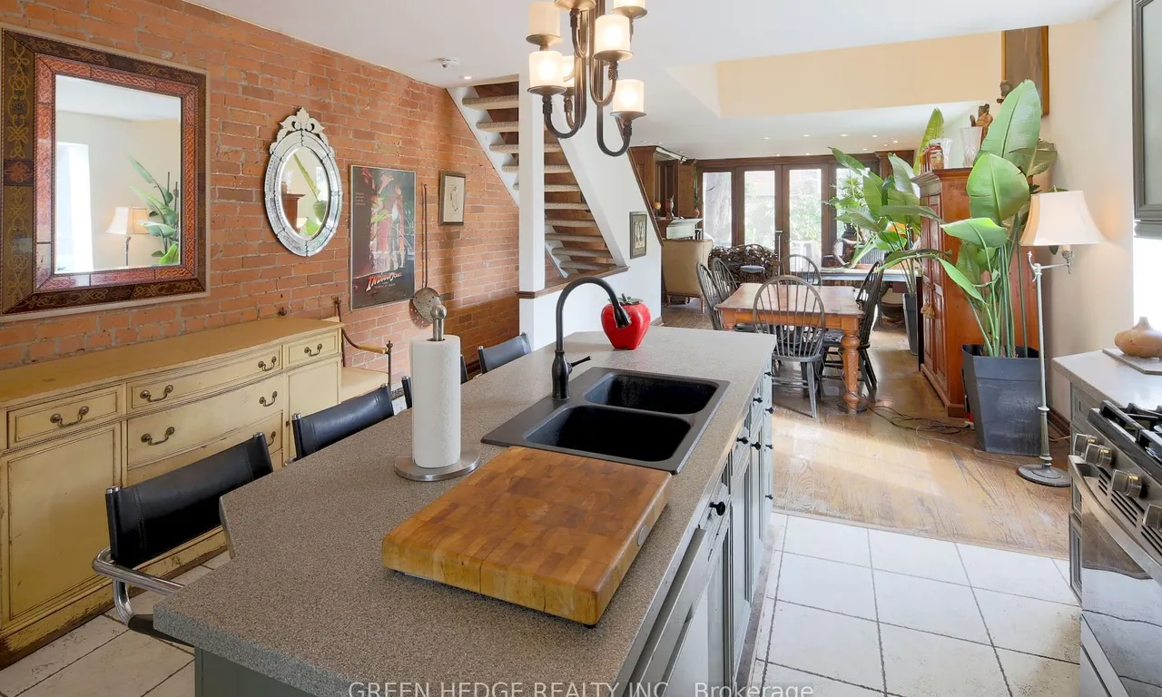207 George St, Toronto, ON M5A 2M9