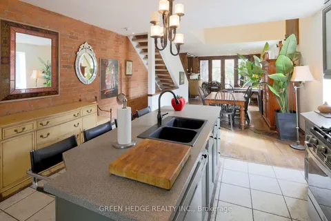 207 George St, Toronto, ON M5A 2M9