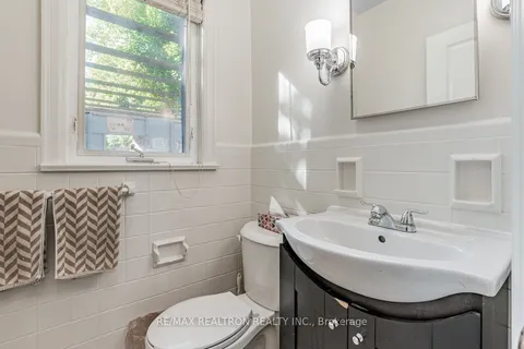 2 Manor Haven Rd, Toronto, ON M6A 2H9