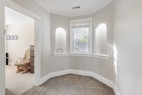 2 Manor Haven Rd, Toronto, ON M6A 2H9