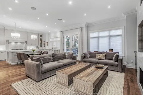 10 Flanders Rd, Toronto, ON M6C 3K6