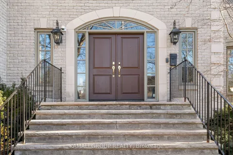 218 Owen Blvd, Toronto, ON M2P 1G7