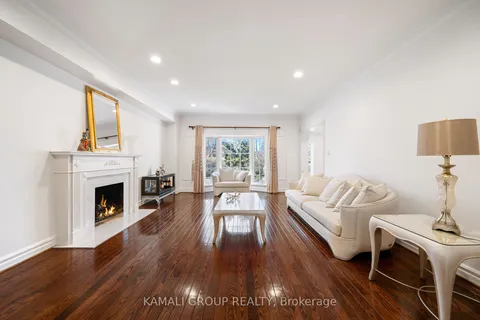 218 Owen Blvd, Toronto, ON M2P 1G7