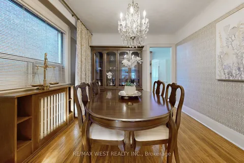 3 Hector Ave, Toronto, ON M6G 3G2