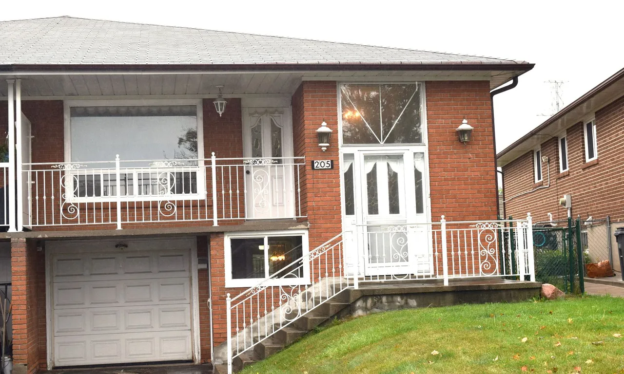 205 Shawnee Circ, Toronto, ON M2H 2Y3