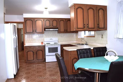 205 Shawnee Circ, Toronto, ON M2H 2Y3