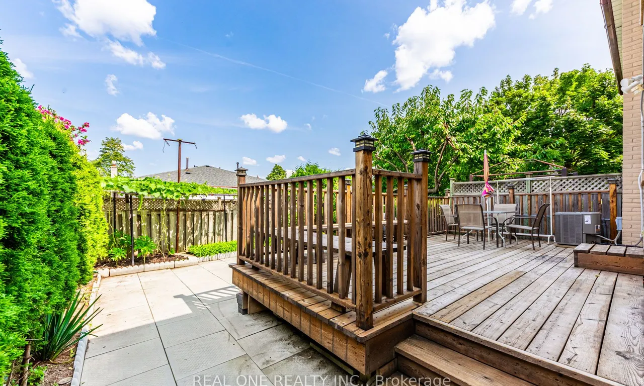 22 Sepia Dr, Toronto, ON M2J 4G1