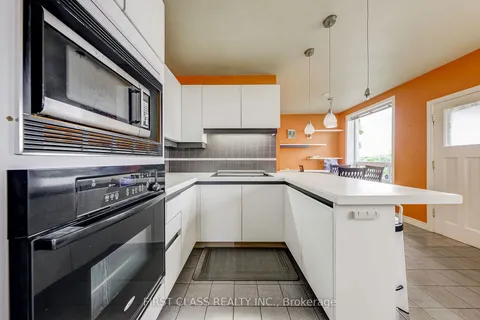 26 York Rd, Toronto, ON M2L 1M8