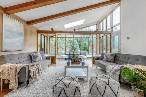 9 Overton Pl, Toronto, ON M3B 1H1