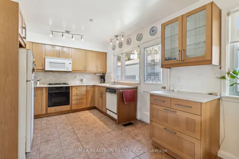 112 Santa Barbara Rd, Toronto, ON M2N 2C5