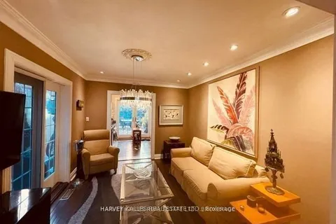 32 Salisbury Ave, Toronto, ON M4X 1C4