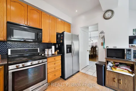 9 Tom Edwards Dr, Whitby, ON L1R 2R4