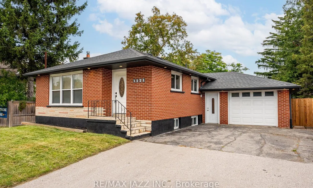 1121 Brock St, Whitby, ON L1N 4M1
