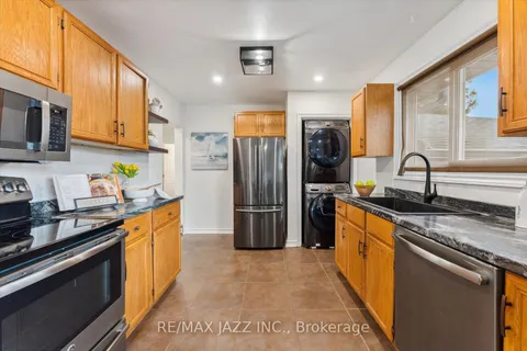 1121 Brock St, Whitby, ON L1N 4M1