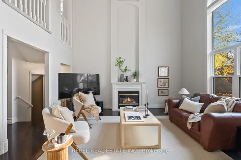 15 Knox Cres, Whitby, ON L1M 1C8