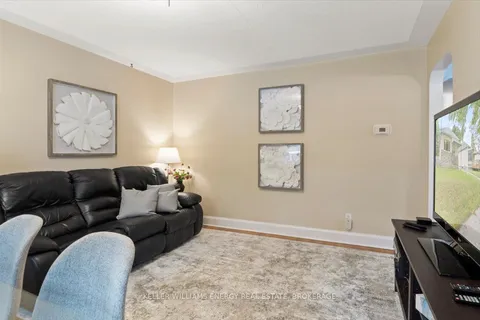 215 Greenwood Ave, Oshawa, ON L1J 1W7