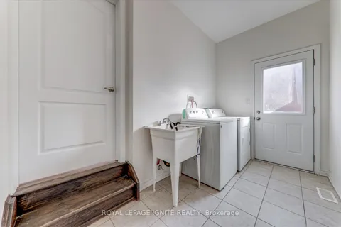 21 Fusilier Dr, Toronto, ON M1L 0J4