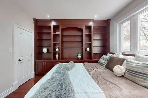 896 Kennedy Rd, Toronto, ON M1K 2E8