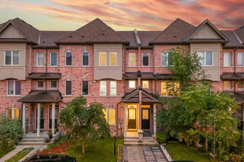 9 De Jong St, Toronto, ON M1P 0C1
