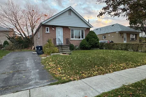 19 Stamford Sq, Toronto, ON M1L 1X2