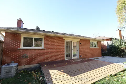 135 Springdale Cres, Oshawa, ON L1H 7B9