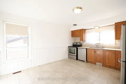 135 Springdale Cres, Oshawa, ON L1H 7B9