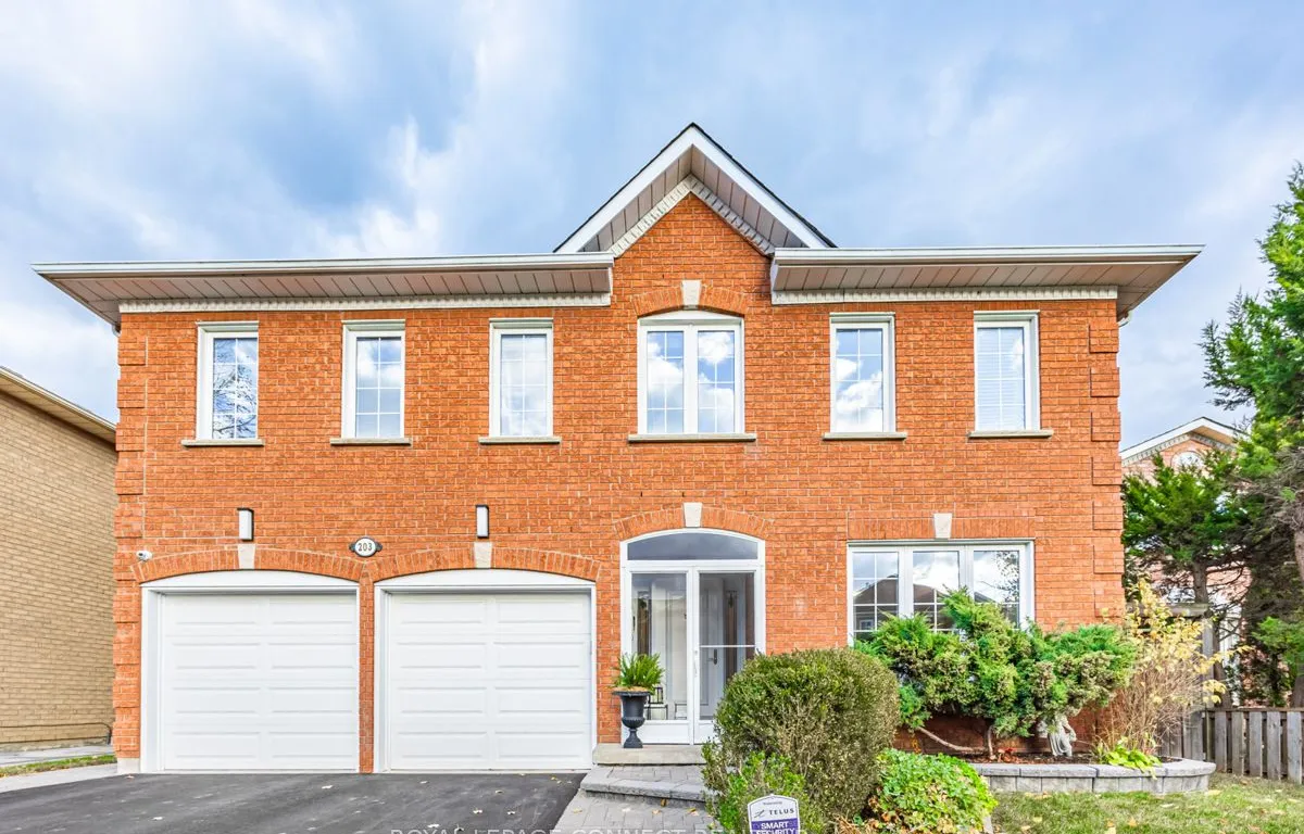 203 Fallingbrook St, Whitby, ON L1R 2B1