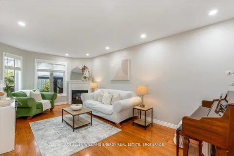 10 Lurosa Cres, Whitby, ON L1R 3A9