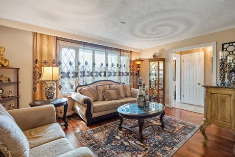 128 Shropshire Dr, Toronto, ON M1P 1Z4