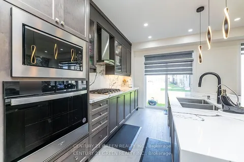 2079 Hallandale St, Oshawa, ON L1L 0T4