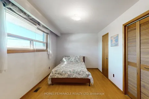 1363 Park Rd S Rd, Oshawa, ON L1J 4K3