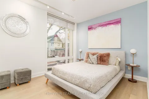 15 Edgewood Grve, Toronto, ON M4L 1X8