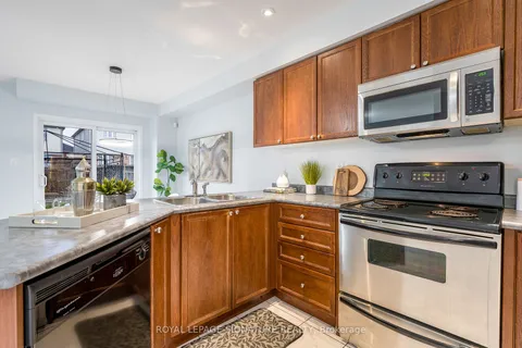 90 Bean Cres, Ajax, ON L1T 4N8