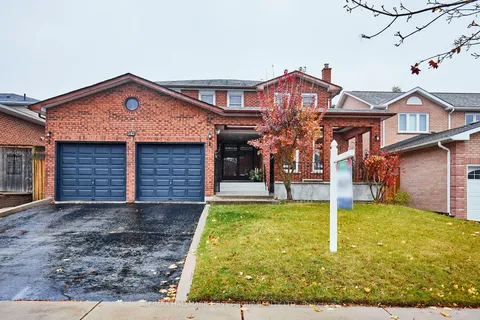 542 McLeod Cres, Pickering, ON L1W 3M5
