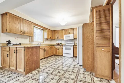 542 McLeod Cres, Pickering, ON L1W 3M5