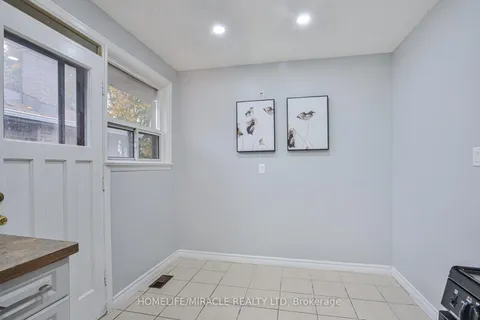 5 Hathway Dr, Toronto, ON M1P 4L4